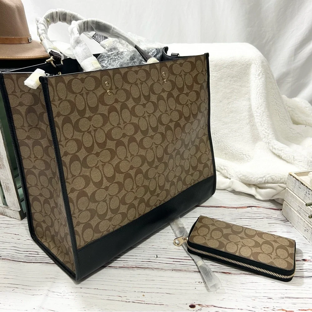 Coach X Jean Michel Basquiat Dempsey Hand/Shoulder/Crossbody and wallet NWT Rare - Picture 3 of 13